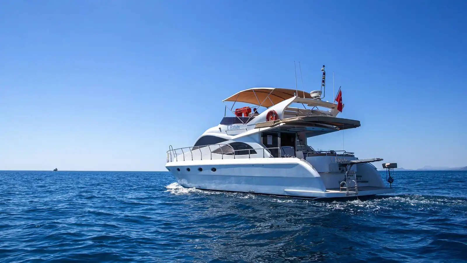 L ESTATE YACHT
